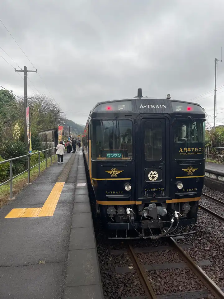 JR Kyushu A train on outdoor platform
