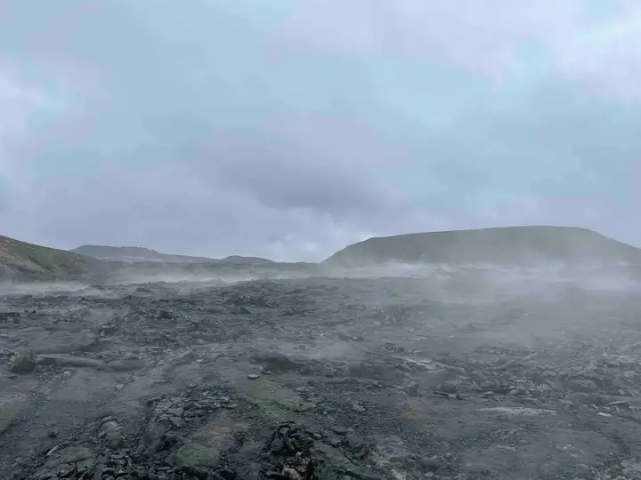 Fagradalsfjall smoldering rocks