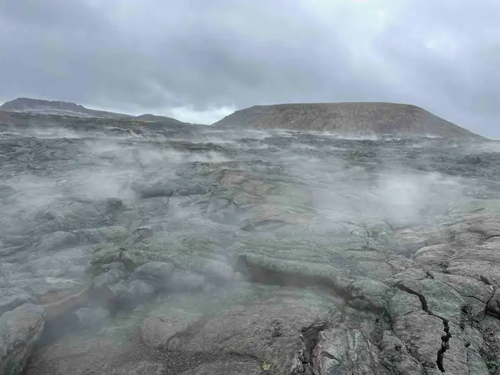 Fagradalsfjall smoldering rocks